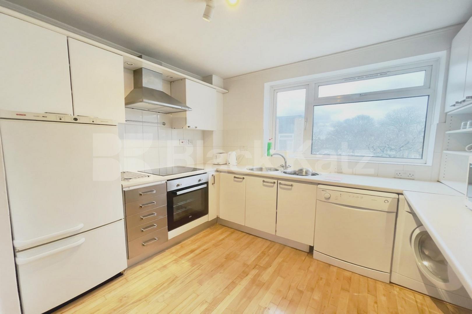 Beautiful apartment in SW12 with Off-Street Parking Weir Road , Clapham South/Balham